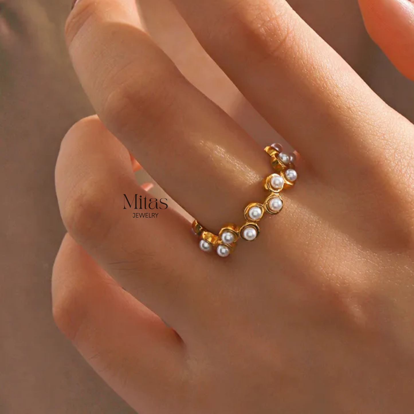 Anillo Dorado con Perlas