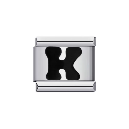 Charm Letra K — Plateado con Detalle Negro