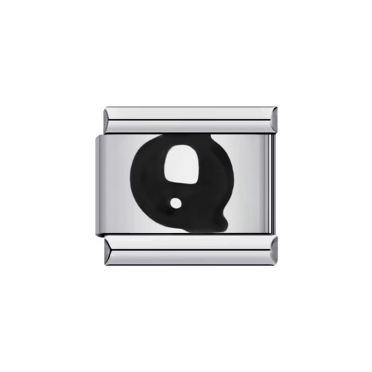 Charm Letra Q — Plateado con Detalle Negro